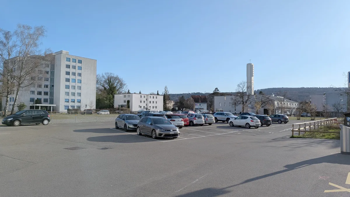 Blick auf einen grossen Parkplatz.